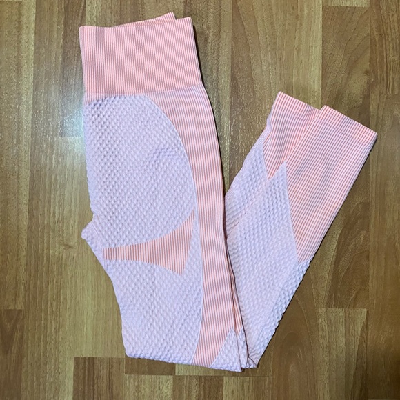 Athletic set includes leggings and top - Picture 3 of 3